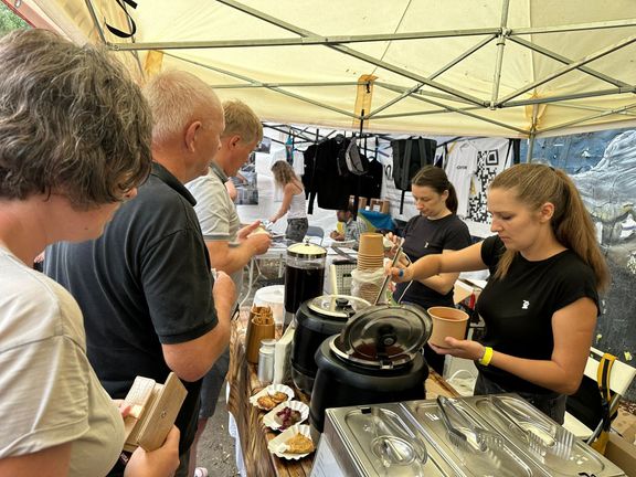 Provozní ukrajinské polévkárny a restaurace Mariana ve chvíli, kdy měl tento podnik o víkendu stánek na festivalu ukrajinské kultury v Praze.