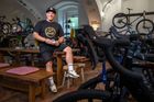 Kolo, káva, dort. U Prahy vznikl ráj, kde vedle kávovaru opravují a staví kola