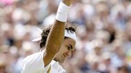 Roger Federer se raduje z postupu do finále Wimbledonu přes Francouze Richarda Gasqueta.