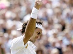 Roger Federer se raduje z postupu do finále Wimbledonu přes Francouze Richarda Gasqueta.