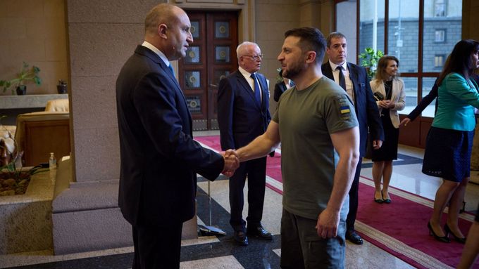 Bulharský prezident Rumen Radev s ukrajinským protějškem Volodymyrem Zelenským.
