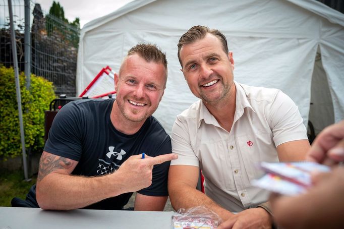 Bývalí třinečtí útočníci Martin Adamský a Jiří Polanský při loučení se starou Werk Arenou