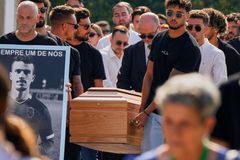 Loučení s Jotou. Na pohřeb dorazily fotbalové hvězdy i stovky fanoušků