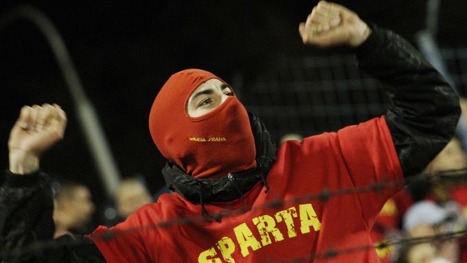 Nejen Slavie, ale i Sparta měla v minulosti problémy s útoky vlastních fanoušků. Podívejte se na podobné incidenty v českém i světovém fotbale.
