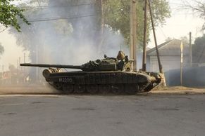 Foto: Rusové poslali k hranicím s Ukrajinou další tanky