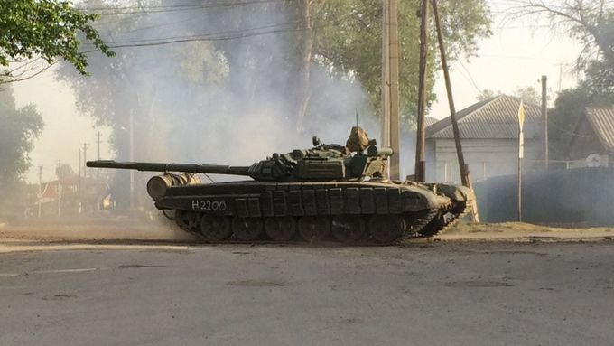 Foto: Rusové poslali k hranicím s Ukrajinou další tanky