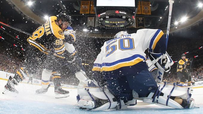 Útočník Bostonu David Pastrňák se snaží ohrozit branku St. Louis Blues v úvodním finále Stanley Cupu