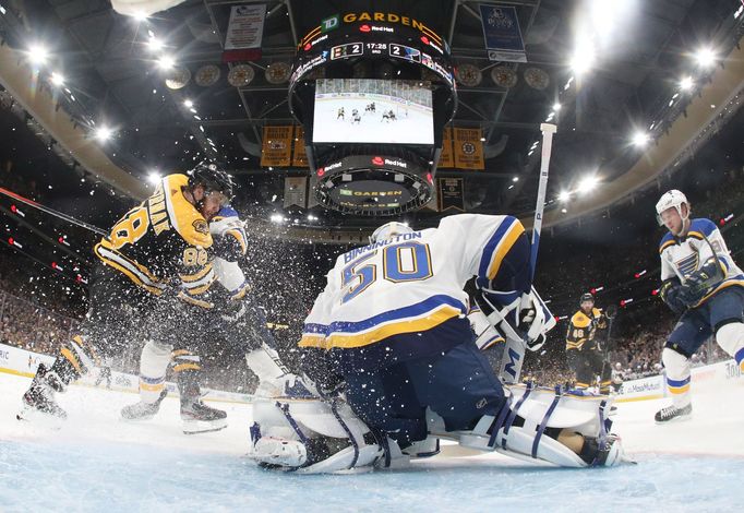 Útočník Bostonu David Pastrňák se snaží ohrozit branku St. Louis Blues v úvodním finále Stanley Cupu