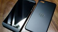 BlackBerry 10 řady L-Series - na „živých“ fotografiích Kvalitní fotografie telefonu BlackBerry 10 z řady L-Series zveřejnil server GSMARENA.COM. Z fotografií je možné vyčíst kapacitu akumulátoru 1 800 mAh, přítomnost microHDMI portu, NFC antény a micro SD slotu. Očekávané oficiální představení je plánované na konec ledna 2013.