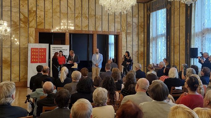 Laureát Ceny Toma Stopparda Stanislav Šulc (v modrém saku uprostřed). Praha, 2. června 2025.
