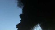 Sloup dýmu nad místem silné exploze, která v neděli nad ránem otřásla londýnským předměstím Hemel Hempstead.