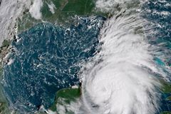 "Obludný hurikán Michael" míří k Floridě, zesílil na druhý stupeň