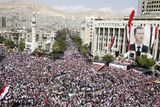 Shromáždění na podporu prezidenta Asada. Jedno z nich se odehrálo v Damašku na náměstí Sabáa Bahrát 12. října 2011.