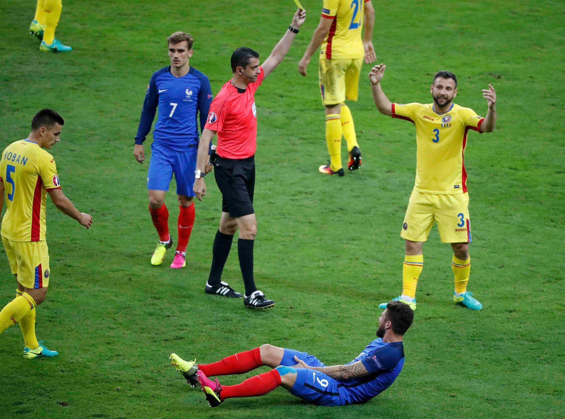Euro 2016, Francie-Rumunsko: Razvan Rat dostává za faul na Oliviera Girouda žlutou kartu.
