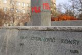 Ve čtvrtek na sochu kdosi nasprejoval rudou barvou čtyři letopočty. V roce 1956 sovětská armáda pod Koněvovým vedením brutálně potlačila maďarské povstání.