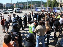 Antikonfliktní tým obklopuje shromáždění a policisté kontrolují občanské průkazy