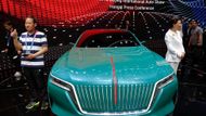 Autosalon je plný futuristických konceptů. FAW tu předvádí značku Hongqi s nápadným lakováním.