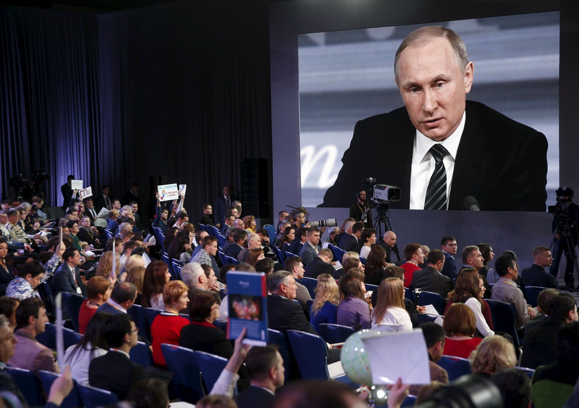 Vladimir Putin na tiskové konferenci.
