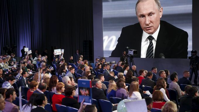 Rusko je Putin, Putin, Putin. On musí růsti, oni menšiti se.