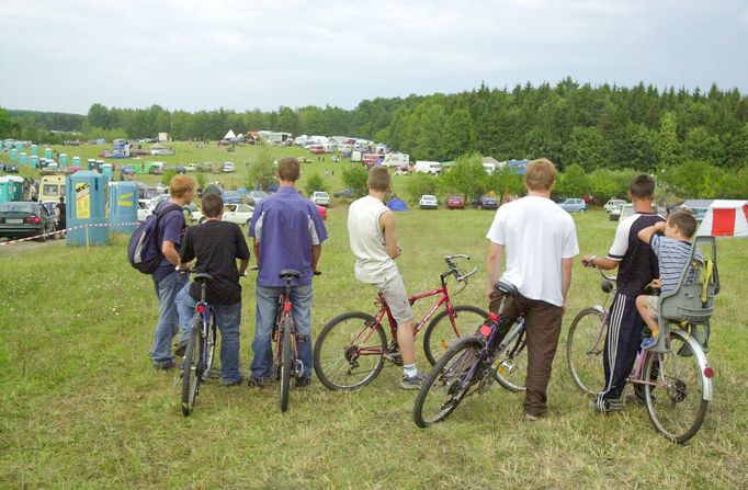 CzechTek byl legendární festival elektronické hudby a svobody. Fotogalerie zachycuje nezapomenutelné momenty z různých ročníků této ikonické akce.