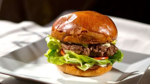 Americký šéfkuchař připravuje poctivý domácí hamburger