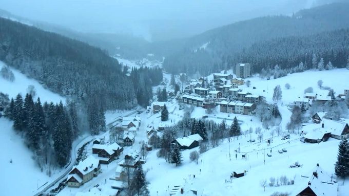 Hory pokryl čerstvě napadaný sníh. Na Šumavě doprovází sněžení i prudký vítr
