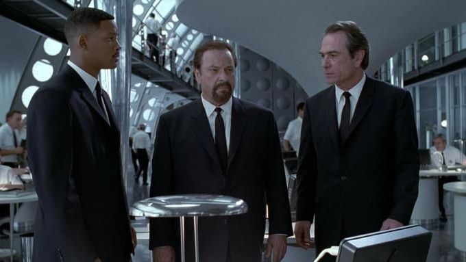 Rip Torn a Will Smith ve filmu Muži v černém z roku 1997.