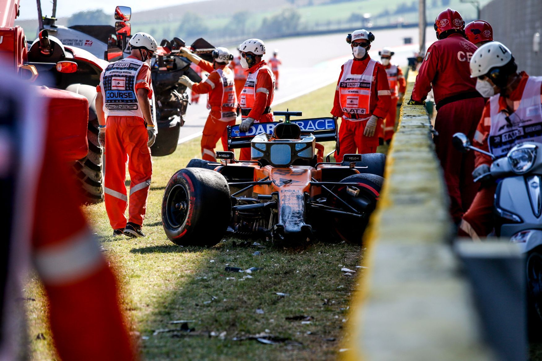 Rozbitý McLaren Carlose Sainze juniora po kolizi při restartu VC Toskánska 2020