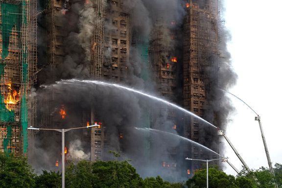 Příčina požáru, který se rozšířil po bambusovém lešení, zatím není známá.