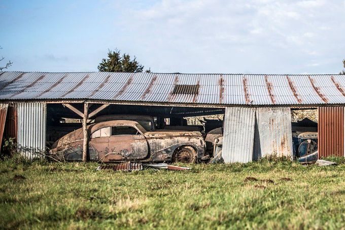 Fotografie nečekaných objevů cenných automobilů, které se ve světě našly v garážích, stodolách a jiných místech.