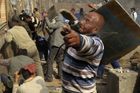 V Káhiře to opět vře, násilníci útočí na novináře