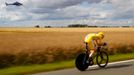 Britský cyklista Bradley Wiggins si jede pro vítězství během 19. etapy Tour de France 2012.