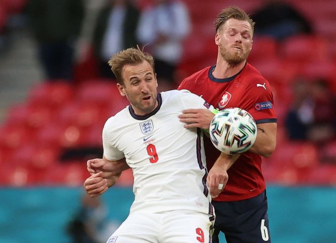 Harry Kane a Tomáš Kalas v zápase Česko - Anglie na ME 2020