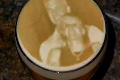 Skandál chutná po Guinnessu. Pivo vydělává na virální aféře z koncertu Coldplay