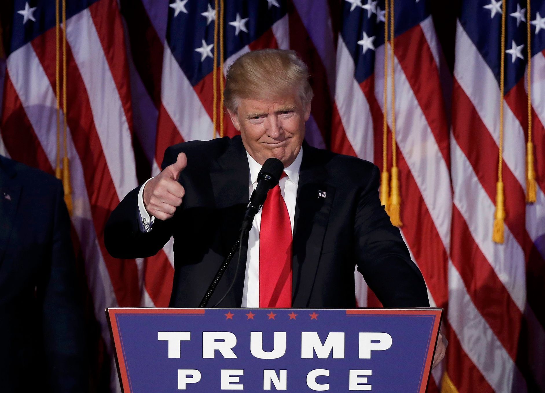 Trump zdraví své příznivce během volební noci