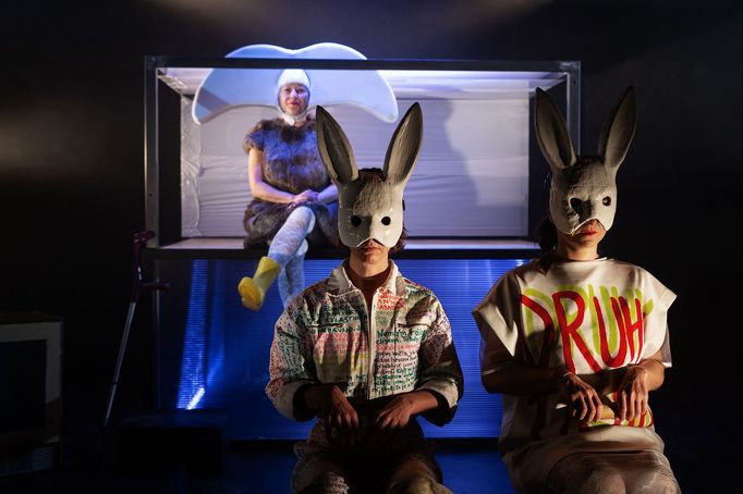 Z inscenace Kuchařka pro disidenty, kterou uvádí Divadlo D21.