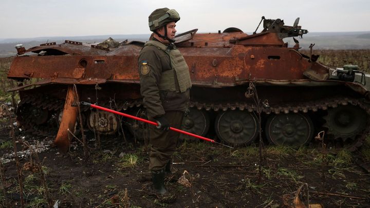 Obrněný tank nestačí, stěžují si Ukrajinci. Ruská minová pole musí čistit ručně