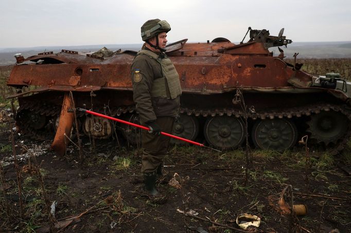 Ukrajinský voják na minovém poli v Doněcké oblasti.