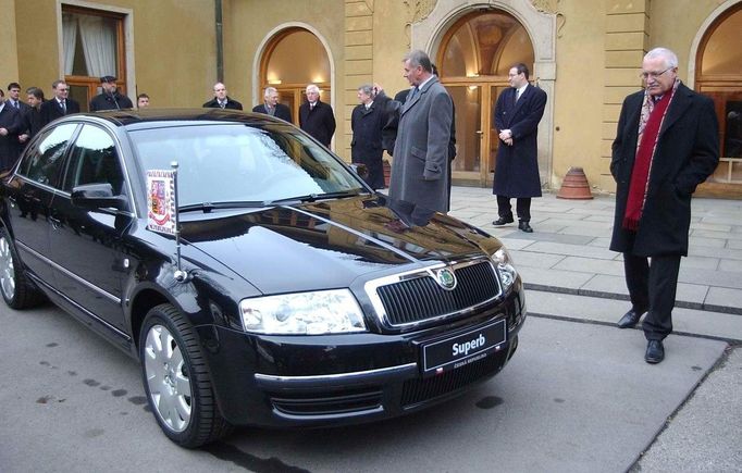 Automobil Škoda Superb prezidenta ČR Václava Klause. Fotografie z roku 2003.