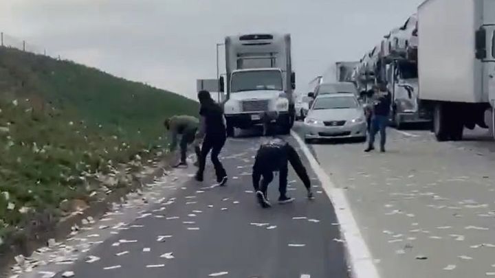 V Kalifornii se z obrněného vozu sypaly peníze. Vznikl poprask; Zdroj foto: Twitter Alex Salvi