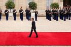 Kolem desáté hodiny dopolední vstoupil Emmanuel Macron po červeném koberci do pařížského Elysejského paláce, sídla francouzských prezidentů.