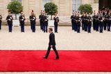 Kolem desáté hodiny dopolední vstoupil Emmanuel Macron po červeném koberci do pařížského Elysejského paláce, sídla francouzských prezidentů.
