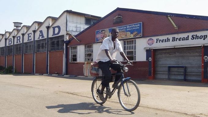 Uzavřená pekárna v Bulawayu. Pekárna firmy v Harare vyrábí pouze 20 000 bochníků denně. To nestačí a za dva dny jí dojdou suroviny