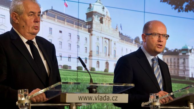 Miloš Zeman a Bohuslav Sobotka na tiskové konferenci po jednání Bezpečnostní rady státu 14. listopadu.