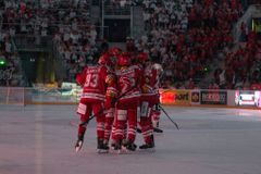 Třinec smetl Slavii a dál vede ligu, na Spartě padlo 13 gólů