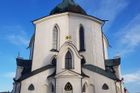 Začneme památkou zapsanou na seznam UNESCO, která mystičností přímo hýří. Pokud jste ještě nezavítali do kostela sv. Jana Nepomuckého na Zelené hoře, o hodně přicházíte. Dílo vpravdě geniální architekta Jana Blažeje Santiniho-Aichela obsahuje neobvyklé množství číselné i geometrické symboliky. Kostel je vystavěný na půdorysu ve tvaru pěticípé hvězdy, odkazující k legendě, podle níž se v místě, kde Jan Nepomucký utonul, objevila koruna z pěti hvězd. Tento symbol se pak objevuje opakovaně i v dalších prvcích stavby a kromě pětky pracuje architekt s celou řadou dalších čísel. Po vysvěcení kostela dne roku 1722 se Žďár stal téměř okamžitě jedním z nejnavštěvovanějších poutních míst v českých zemích.