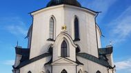 Začneme památkou zapsanou na seznam UNESCO, která mystičností přímo hýří. Pokud jste ještě nezavítali do kostela sv. Jana Nepomuckého na Zelené hoře, o hodně přicházíte. Dílo vpravdě geniální architekta Jana Blažeje Santiniho-Aichela obsahuje neobvyklé množství číselné i geometrické symboliky. Kostel je vystavěný na půdorysu ve tvaru pěticípé hvězdy, odkazující k legendě, podle níž se v místě, kde Jan Nepomucký utonul, objevila koruna z pěti hvězd. Tento symbol se pak objevuje opakovaně i v dalších prvcích stavby a kromě pětky pracuje architekt s celou řadou dalších čísel. Po vysvěcení kostela dne roku 1722 se Žďár stal téměř okamžitě jedním z nejnavštěvovanějších poutních míst v českých zemích.