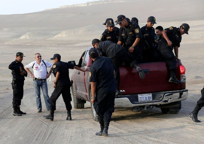 Etienne Lavigne, ředitel Rallye Dakar, diskutuje před startem 2. etapy s peruánskými policisty.