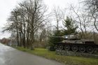 Při vjezdu na vojenskou základnu v Přáslavicích na návštěvníka míří stařičký tank T-34.