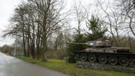 Při vjezdu na vojenskou základnu v Přáslavicích na návštěvníka míří stařičký tank T-34.